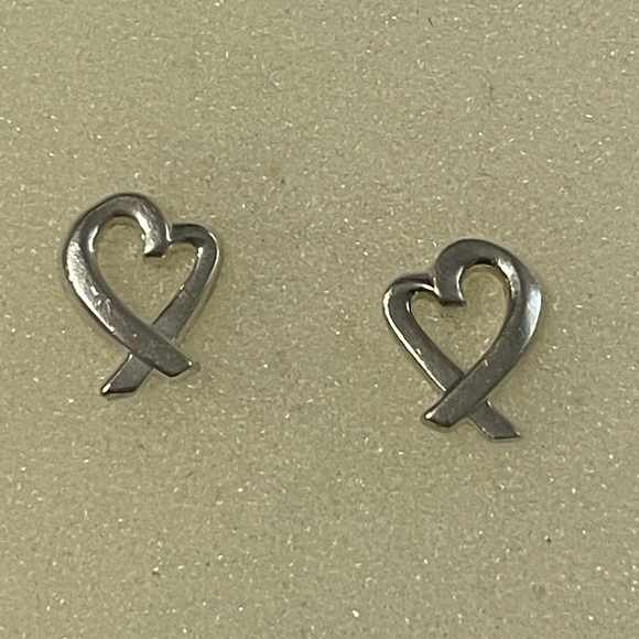 Tiffany & Co .Paloma Picasso
Loving Heart Earrings - Picture 9 of 11
